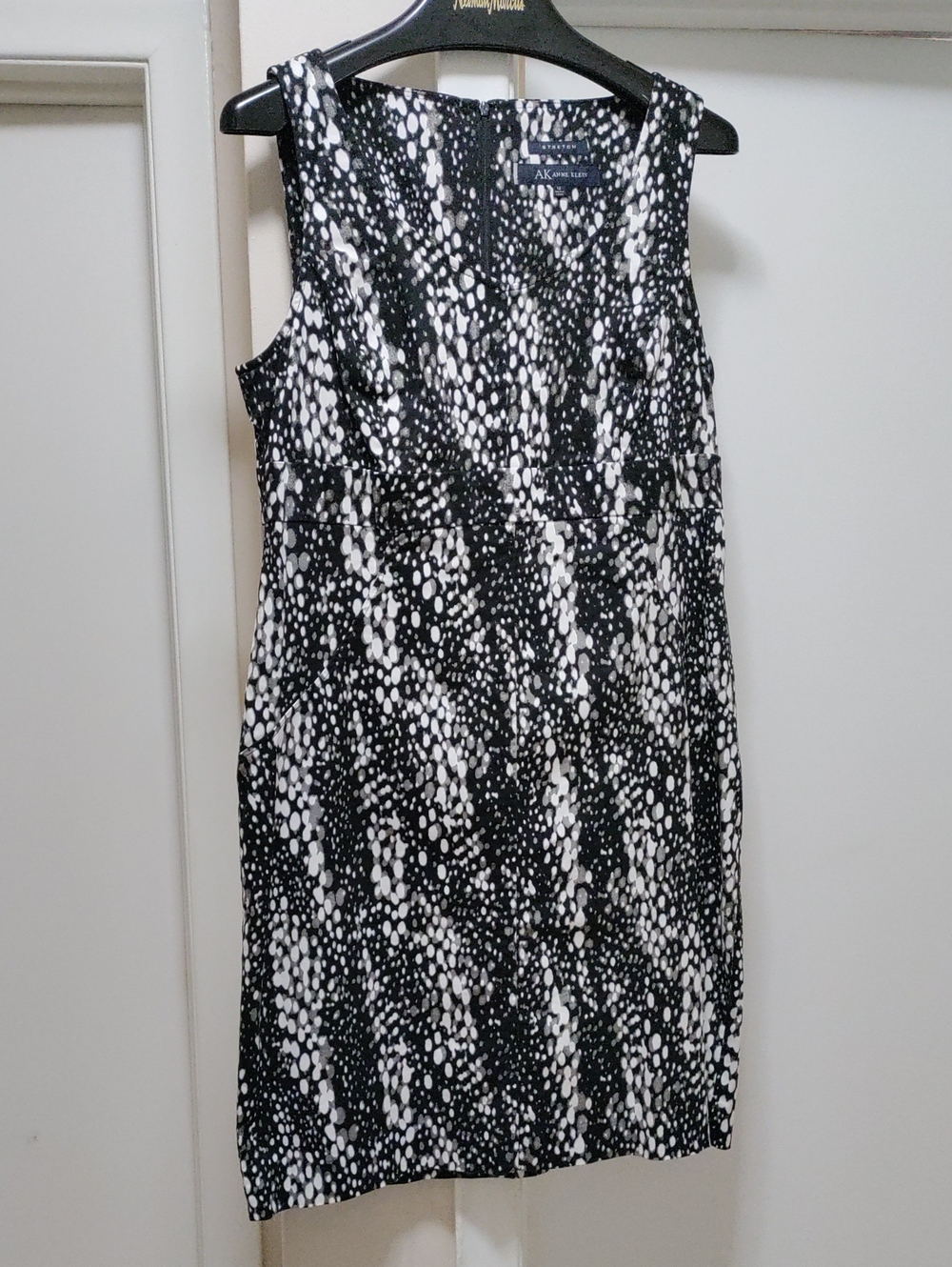 Anne Klein Black & White Sleeveless Sheath Dress
